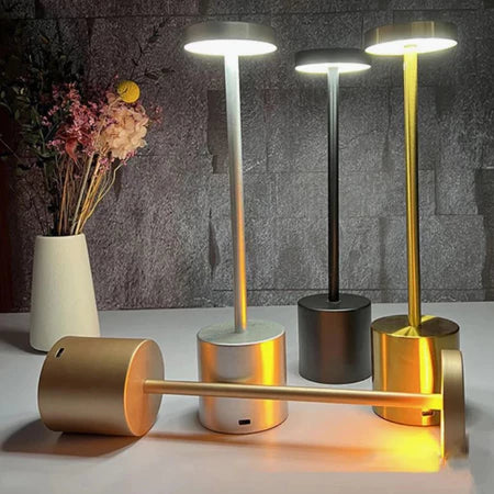 Candeeiro LED de Mesa Recarregável Touch – Sem Fio | 3 Temperaturas de Luz | Design Premium em Alumínio