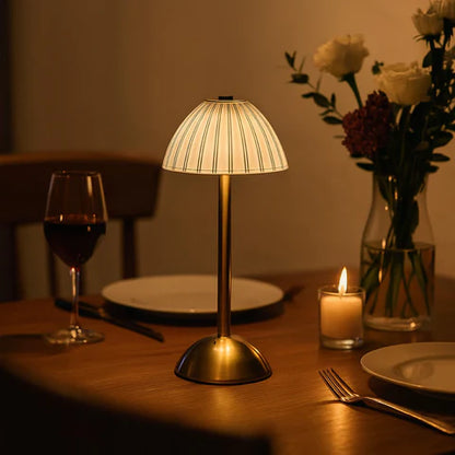 Abajur de Mesa Dourado com Cúpula Housee